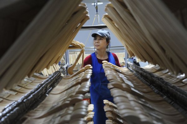 股票配资中心 中国经济样本观察·“镇”了不起｜为衣做架，“挂”出来的80亿元“衣架产业”